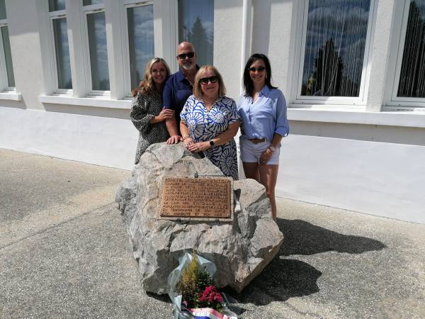 La famille CHIAPETTO devant la plaque remise par les américains aux habitants de l’Indre